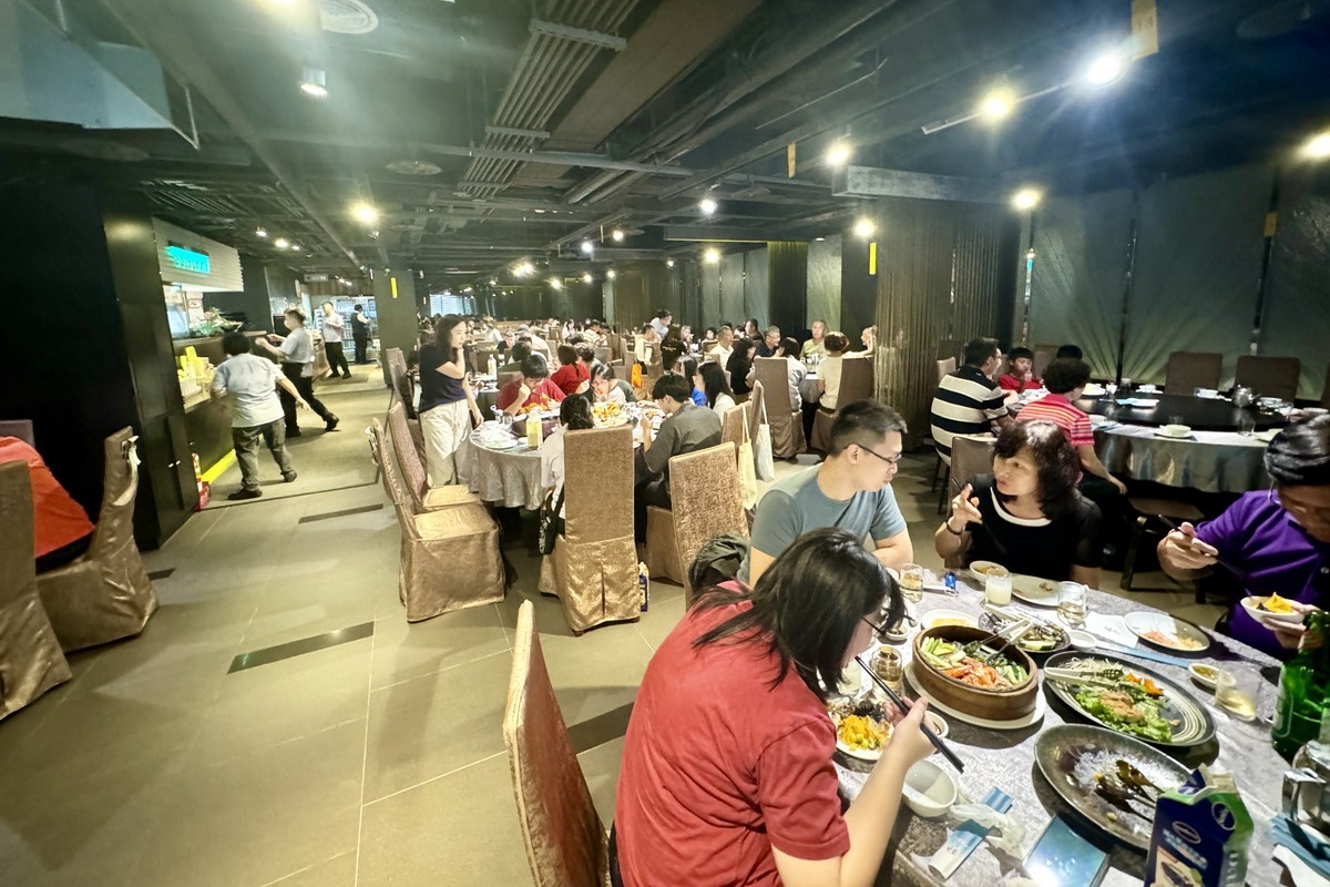 【台北松山站美食】新東南海鮮餐廳松山店 2024：在市內就像到海港用餐一樣新鮮又實惠，宴客聚餐必收名單 6503