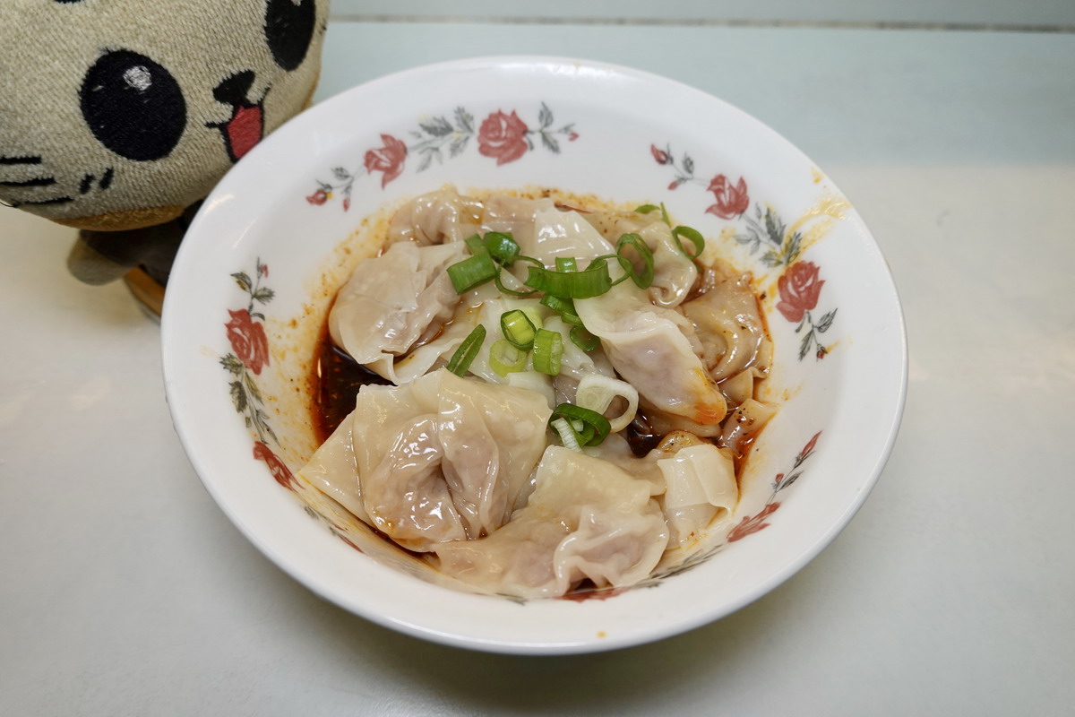 【台北忠孝敦化站美食】龍門美景紅油抄手 2025：台北東區地下室隱藏版排隊小店，1976年創業祖傳三代，招牌紅油抄手香麻迷人 7144