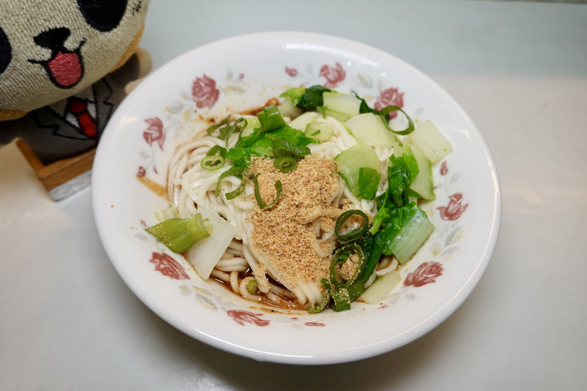 【台北忠孝敦化站美食】龍門美景紅油抄手 2025：台北東區地下室隱藏版排隊小店，1976年創業祖傳三代，招牌紅油抄手香麻迷人 7144