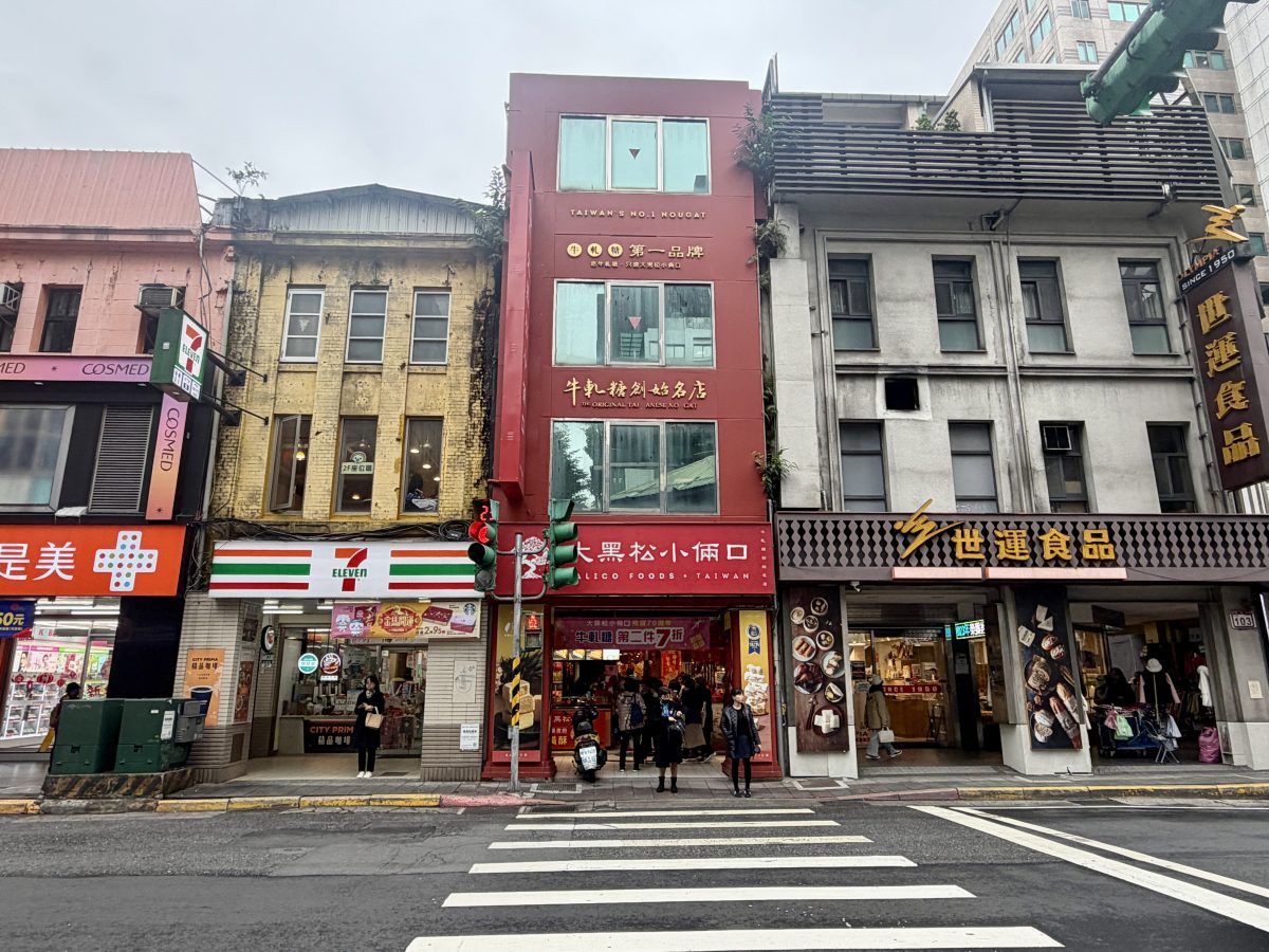 【台北西門站美食】大黑松小倆口 2026:台灣伴手禮名店、牛軋糖創始店,現場製作韓國觀光客最愛牛軋餅,還可以免費試吃,現烤起酥三明治和起酥蛋糕也是名物(元宵節會手工現搖元宵)7233 【台北西門站美食】大黑松小倆口 2026:台灣伴手禮名店、牛軋糖創始店,現場製作韓國觀光客最愛牛軋餅,還可以免費試吃,現烤起酥三明治和起酥蛋糕也是名物(元宵節會手工現搖元宵)7233