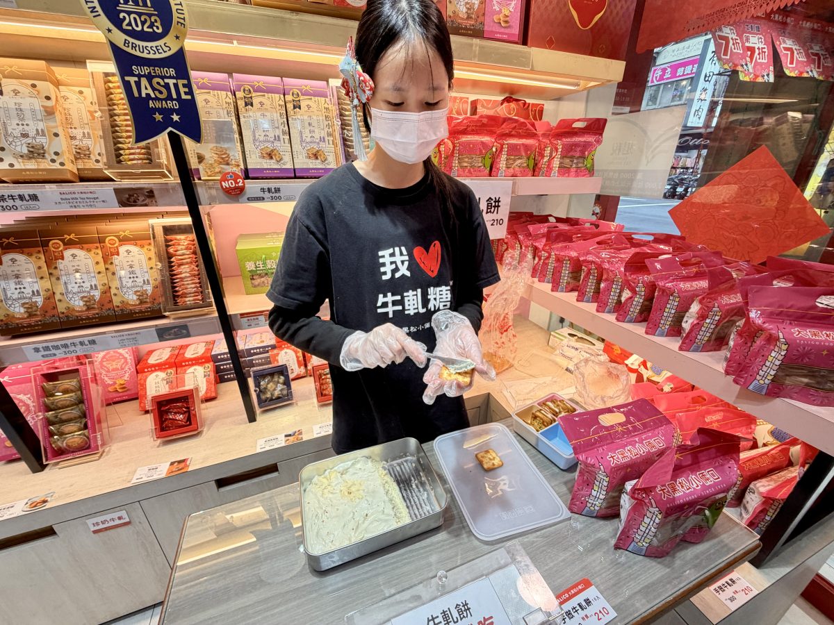 【台北西門站美食】大黑松小倆口 2026:台灣伴手禮名店、牛軋糖創始店,現場製作韓國觀光客最愛牛軋餅,還可以免費試吃,現烤起酥三明治和起酥蛋糕也是名物(元宵節會手工現搖元宵)7233 【台北西門站美食】大黑松小倆口 2026:台灣伴手禮名店、牛軋糖創始店,現場製作韓國觀光客最愛牛軋餅,還可以免費試吃,現烤起酥三明治和起酥蛋糕也是名物(元宵節會手工現搖元宵)7233