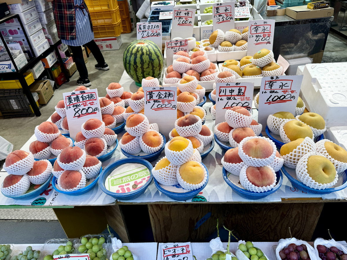 【日本宮城縣仙台美食】仙台朝市 2024：仙台人的菜市場與立食海鮮早餐，海膽、生蠔、黑鮪魚生魚片任君挑選，價錢比餐廳便宜許多 6520