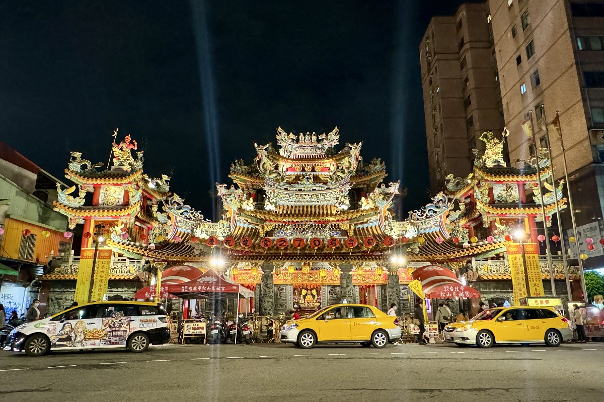 【懶人包】饒河街夜市美食過七關：2024臺北夜市打牙祭活動，藥燉排骨、港式腸粉、東山鴨頭、烤玉米、杏仁豆腐、青草茶通通吃起來