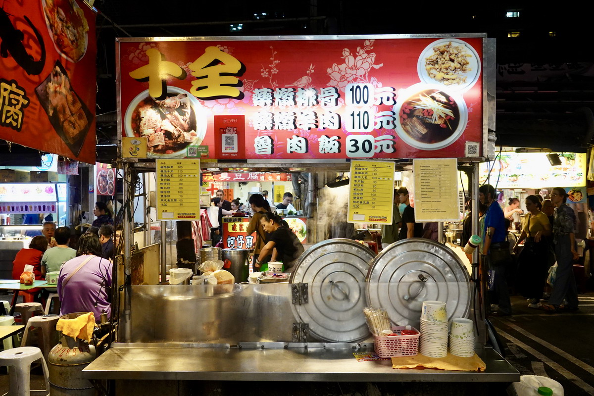 【懶人包】饒河街夜市美食過七關：2024臺北夜市打牙祭活動，藥燉排骨、港式腸粉、東山鴨頭、烤玉米、杏仁豆腐、青草茶通通吃起來