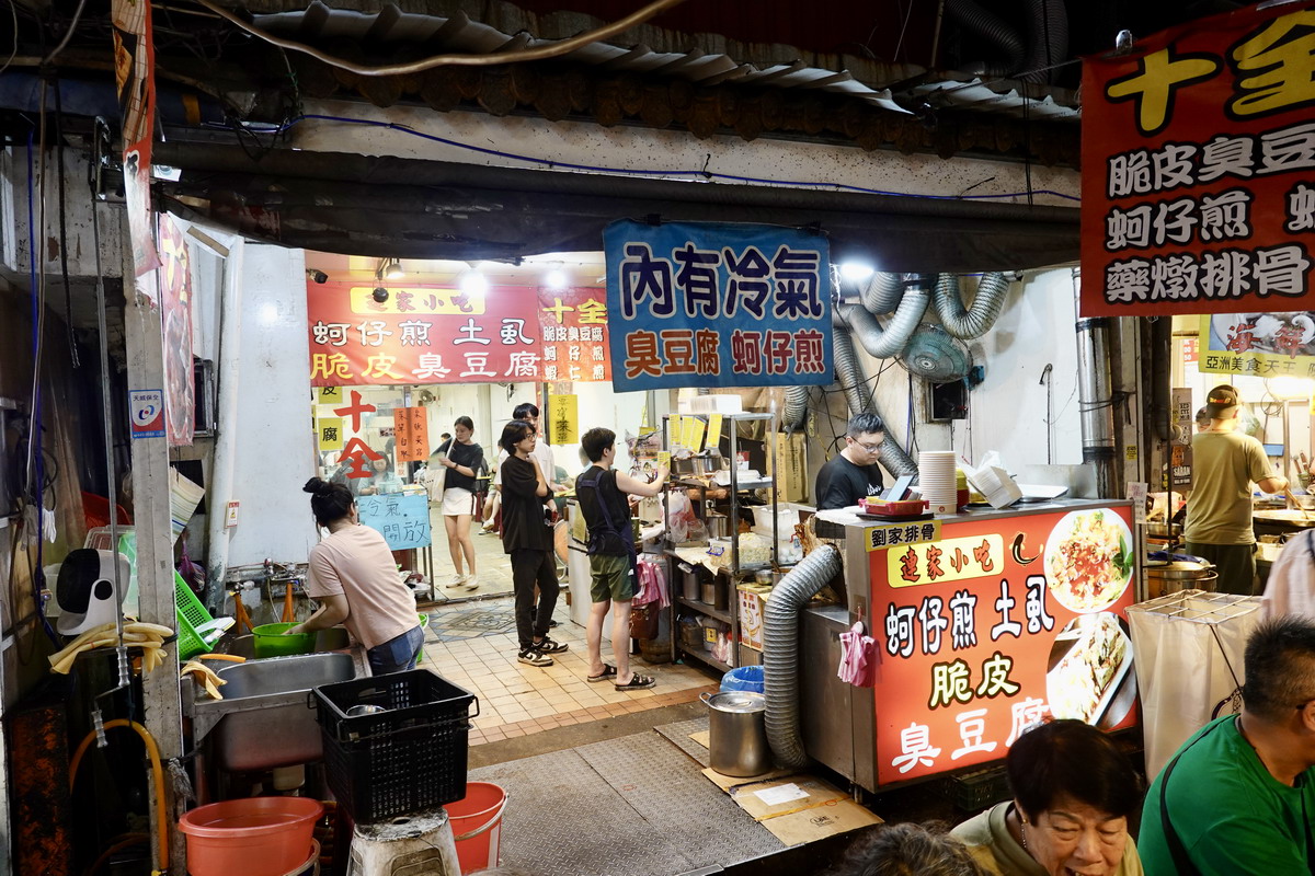 【懶人包】饒河街夜市美食過七關：2024臺北夜市打牙祭活動，藥燉排骨、港式腸粉、東山鴨頭、烤玉米、杏仁豆腐、青草茶通通吃起來