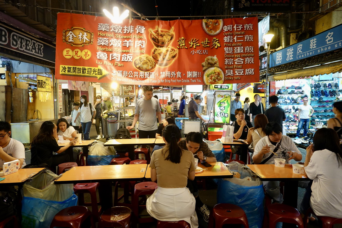 【懶人包】饒河街夜市美食過七關：2024臺北夜市打牙祭活動，藥燉排骨、港式腸粉、東山鴨頭、烤玉米、杏仁豆腐、青草茶通通吃起來