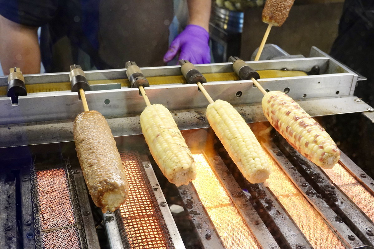 【懶人包】饒河街夜市美食過七關：2024臺北夜市打牙祭活動，藥燉排骨、港式腸粉、東山鴨頭、烤玉米、杏仁豆腐、青草茶通通吃起來