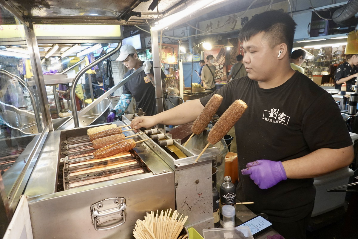 【懶人包】饒河街夜市美食過七關：2024臺北夜市打牙祭活動，藥燉排骨、港式腸粉、東山鴨頭、烤玉米、杏仁豆腐、青草茶通通吃起來