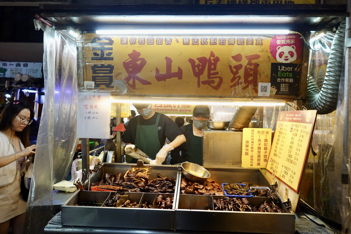 【懶人包】饒河街夜市美食過七關：2024臺北夜市打牙祭活動，藥燉排骨、港式腸粉、東山鴨頭、烤玉米、杏仁豆腐、青草茶通通吃起來