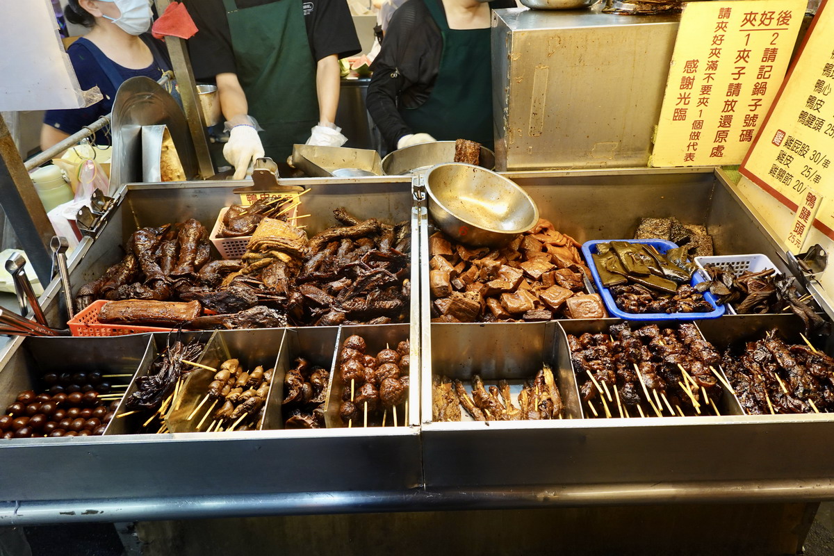 【懶人包】饒河街夜市美食過七關：2024臺北夜市打牙祭活動，藥燉排骨、港式腸粉、東山鴨頭、烤玉米、杏仁豆腐、青草茶通通吃起來