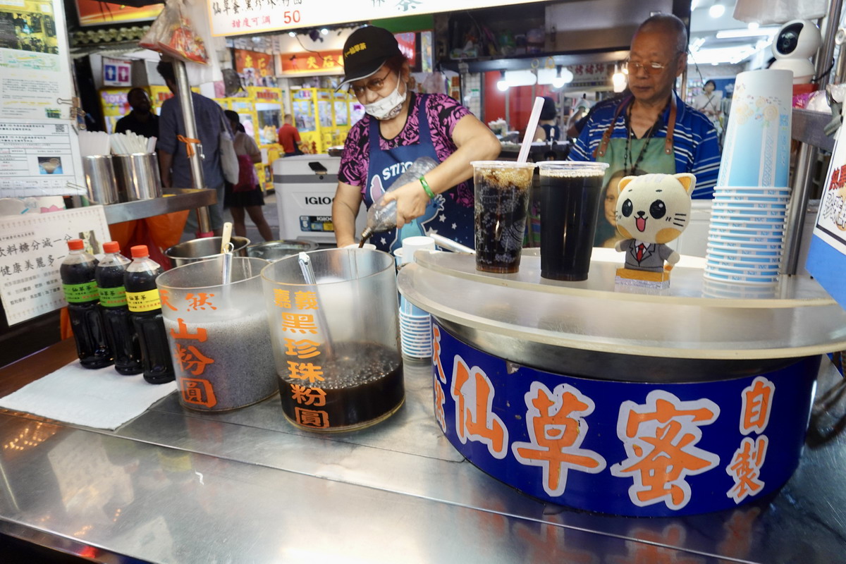 【懶人包】饒河街夜市美食過七關：2024臺北夜市打牙祭活動，藥燉排骨、港式腸粉、東山鴨頭、烤玉米、杏仁豆腐、青草茶通通吃起來