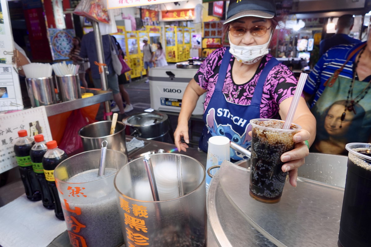 【台北松山站美食】八一冰品古早味仙草茶 2024：饒河街夜市近40年老攤的仙草茶與人情味，推隱藏版綜合仙草茶 6528