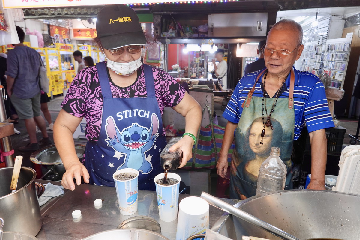 【台北松山站美食】八一冰品古早味仙草茶 2024：饒河街夜市近40年老攤的仙草茶與人情味，推隱藏版綜合仙草茶 6528