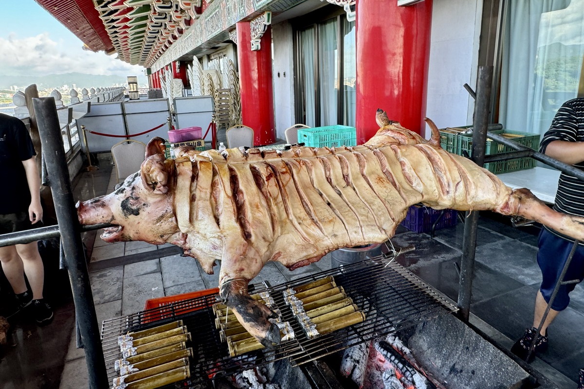 網站近期文章：【中秋節烤肉】台北圓山大飯店「中秋饗烤肉，民歌伴賞月！」2024：碳烤全豬、松葉蟹腳、和牛漢堡、烤肉串、烤香腸吃到飽，加懷舊民歌、高空夜景，歡度中秋就在圓山飯店 6532