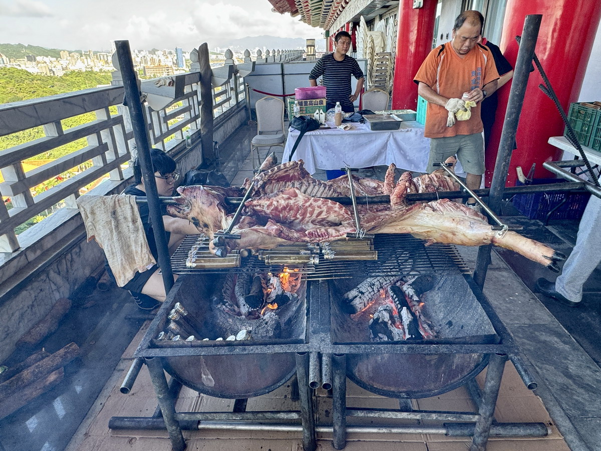 【中秋節烤肉】台北圓山大飯店「中秋饗烤肉，民歌伴賞月！」2024：碳烤全豬、松葉蟹腳、和牛漢堡、烤肉串、烤香腸吃到飽，加懷舊民歌、高空夜景，歡度中秋就在圓山飯店 6532