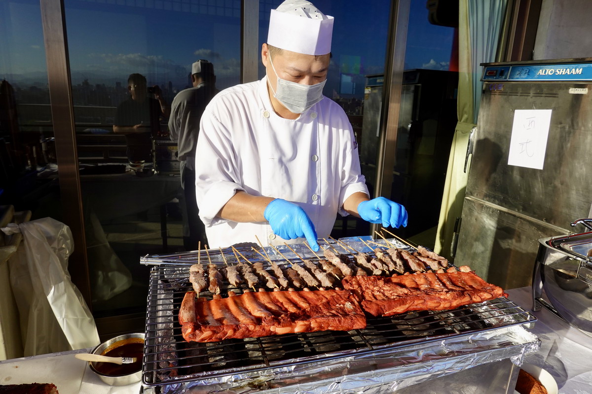 【中秋節烤肉】台北圓山大飯店「中秋饗烤肉，民歌伴賞月！」2024：碳烤全豬、松葉蟹腳、和牛漢堡、烤肉串、烤香腸吃到飽，加懷舊民歌、高空夜景，歡度中秋就在圓山飯店 6532