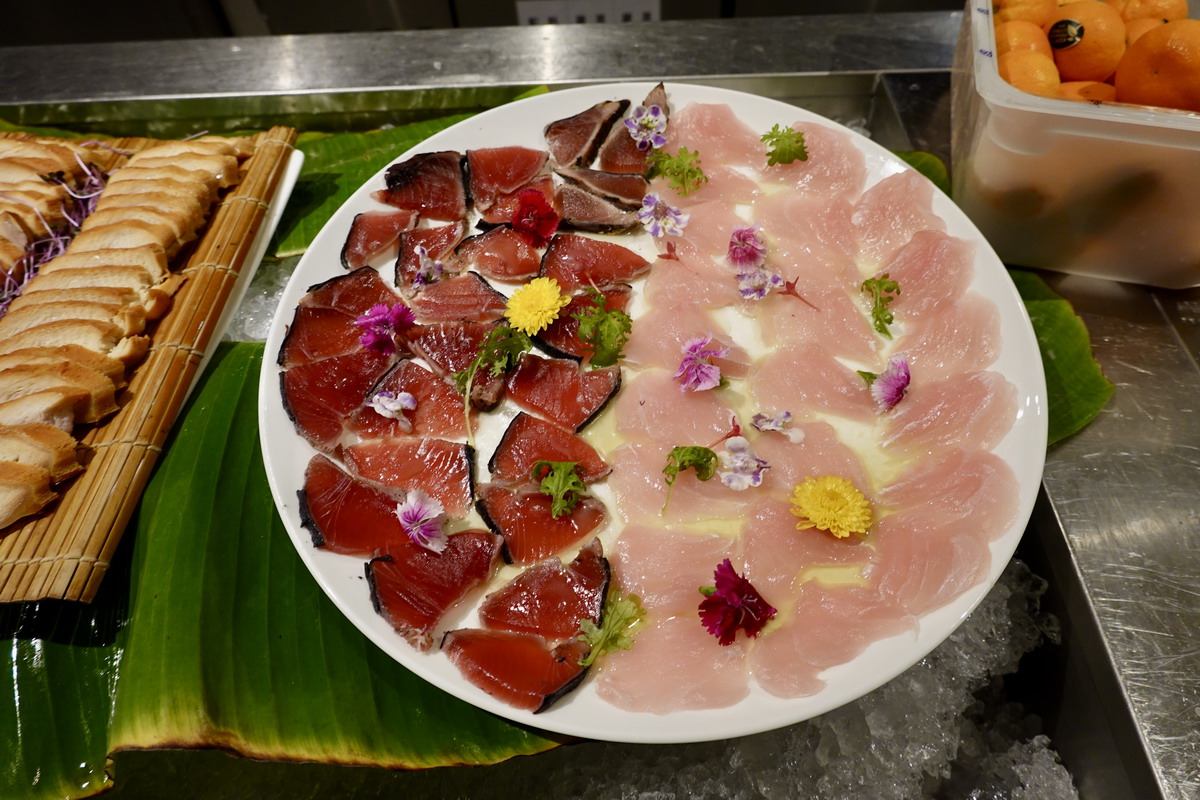 【台北南京復興站美食】JR東日本大飯店全日餐廳鉑麗安Brilliant吃到飽自助餐 2025：太狂了！香箱蟹一人一隻，泰國美食節主題味蕾大開，還有威靈頓牛排、羊排、燉牛舌自由！6942
