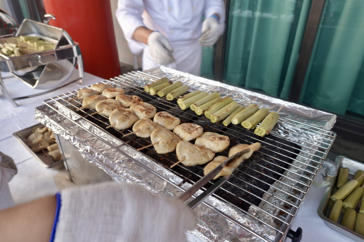 【中秋節烤肉活動】台北圓山大飯店中秋烤肉 2025：松葉蟹腳、和牛漢堡、烤肉、烤香腸吃到飽，加歌唱表演、高空夜景，歡度中秋就在圓山飯店 7096