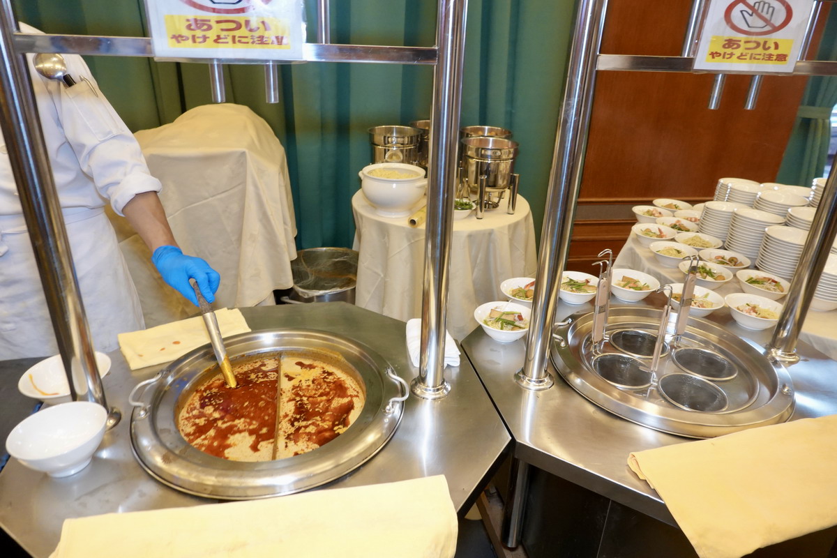 【中秋節烤肉活動】台北圓山大飯店中秋烤肉 2025：松葉蟹腳、和牛漢堡、烤肉、烤香腸吃到飽，加歌唱表演、高空夜景，歡度中秋就在圓山飯店 7096