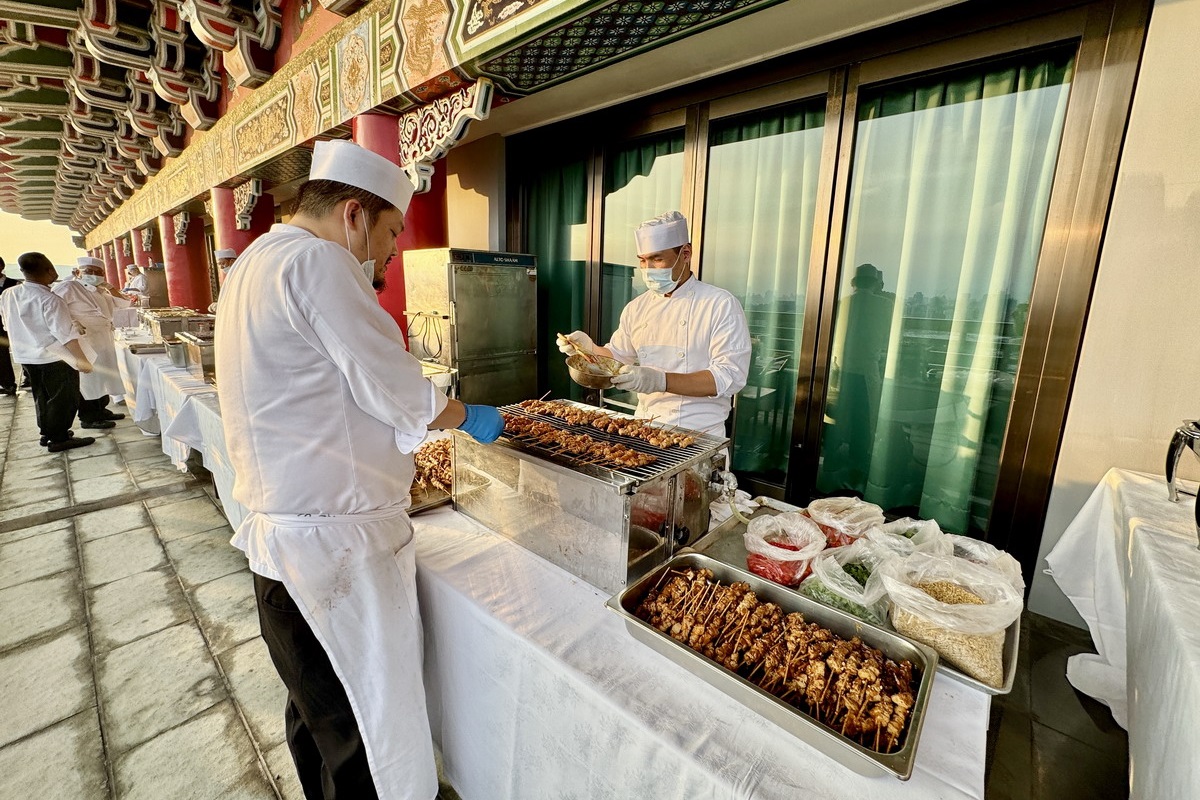 【中秋節烤肉活動】台北圓山大飯店中秋烤肉 2025：松葉蟹腳、和牛漢堡、烤肉、烤香腸吃到飽，加歌唱表演、高空夜景，歡度中秋就在圓山飯店 7096