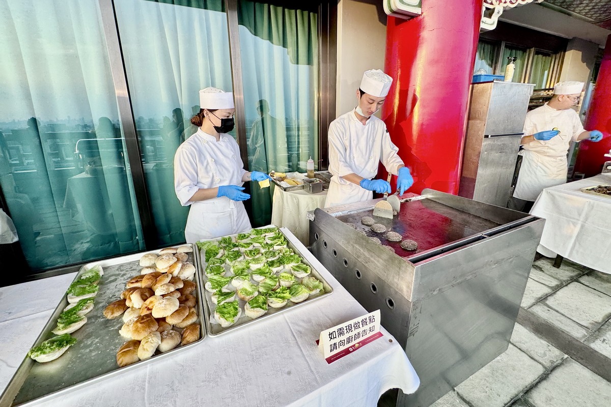 【中秋節烤肉活動】台北圓山大飯店中秋烤肉 2025：松葉蟹腳、和牛漢堡、烤肉、烤香腸吃到飽，加歌唱表演、高空夜景，歡度中秋就在圓山飯店 7096