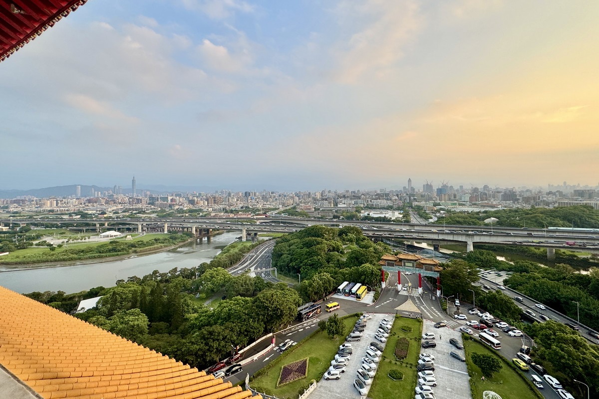 【中秋節烤肉活動】台北圓山大飯店中秋烤肉 2025：松葉蟹腳、和牛漢堡、烤肉、烤香腸吃到飽，加歌唱表演、高空夜景，歡度中秋就在圓山飯店 7096