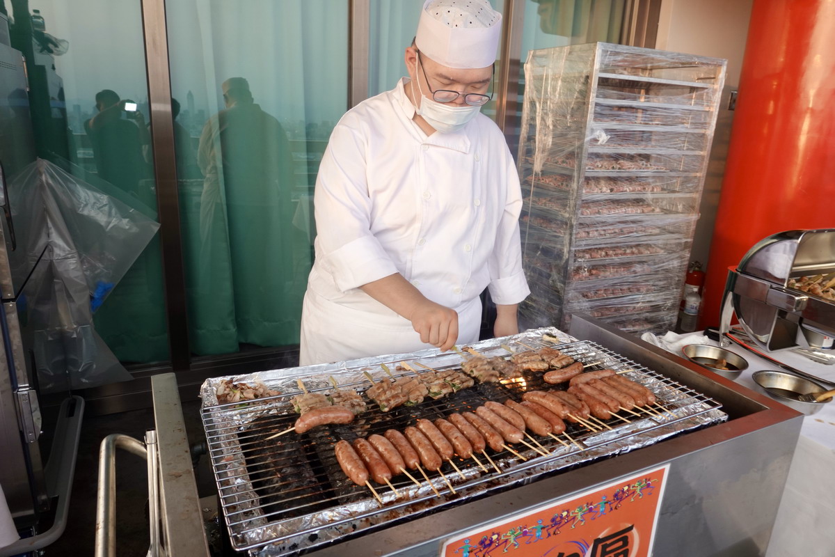 【中秋節烤肉活動】台北圓山大飯店中秋烤肉 2025：松葉蟹腳、和牛漢堡、烤肉、烤香腸吃到飽，加歌唱表演、高空夜景，歡度中秋就在圓山飯店 7096