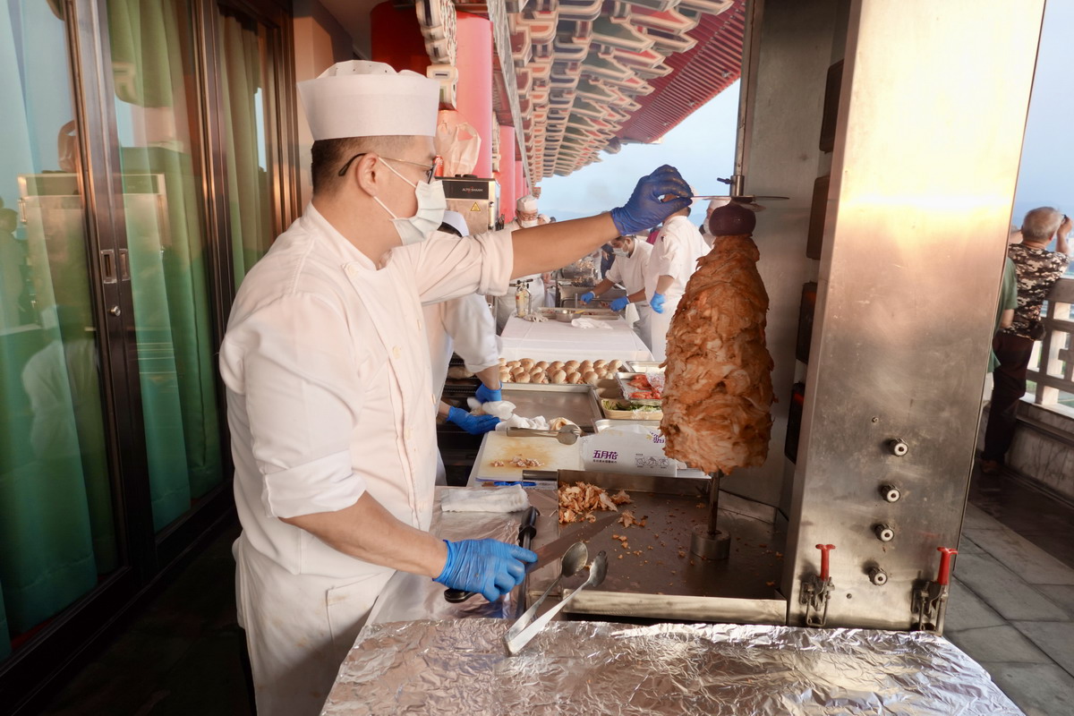 【中秋節烤肉活動】台北圓山大飯店中秋烤肉 2025：松葉蟹腳、和牛漢堡、烤肉、烤香腸吃到飽，加歌唱表演、高空夜景，歡度中秋就在圓山飯店 7096