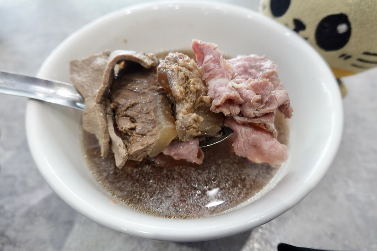 【台南安平區美食】文章牛肉湯安平總店 2024：Google評價千則算什麼？這家有2萬1千則！觀光客名店、牛肉湯入門 6595