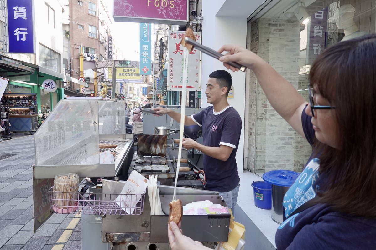 【台南中西區美食】王氏富屋金蕉條雞蛋糕 2024：會牽絲的雞蛋糕，國華街熱門點心，一天只賣3小時 6613