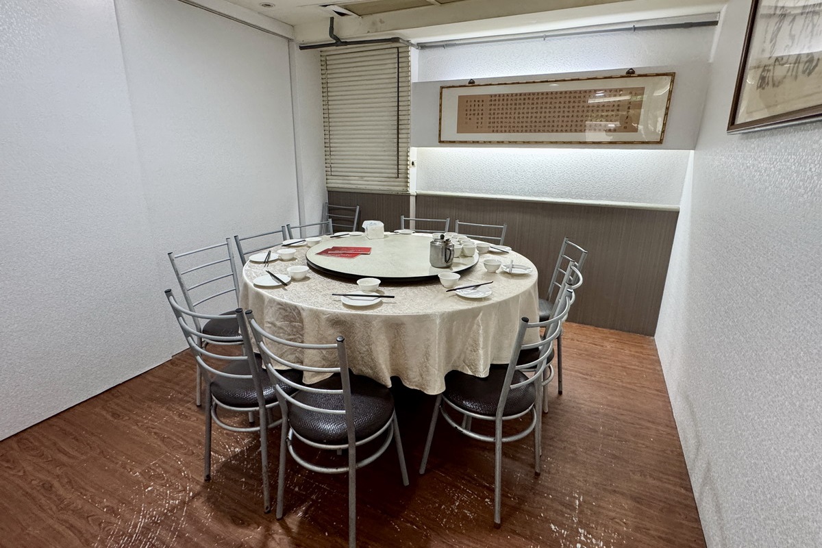 【台北小巨蛋站美食】新華港式菜館 2025：家常風味廣東菜老店，經濟實惠吃不膩，脆皮雞、臘味煲仔飯，百花油條都是招牌（附完整菜單）7133