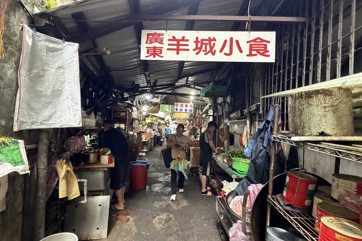 【台北西門站美食】廣州羊城小食 2026:台北時光隧道,像是回到數十年前的大排檔小攤,炒飯鑊氣十足,特色窩麵美味豐盛,還好有室內冷氣用餐區,甚至可以辦一桌好菜 7464 【台北西門站美食】廣州羊城小食 2026:台北時光隧道,像是回到數十年前的大排檔小攤,炒飯鑊氣十足,特色窩麵美味豐盛,還好有室內冷氣用餐區,甚至可以辦一桌好菜 7464