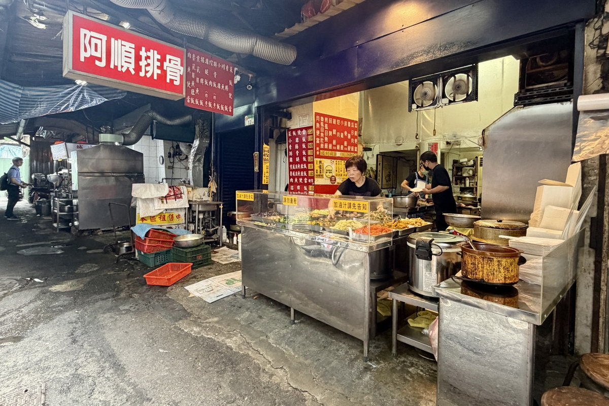 【台北西門站美食】廣州羊城小食 2026:台北時光隧道,像是回到數十年前的大排檔小攤,炒飯鑊氣十足,特色窩麵美味豐盛,還好有室內冷氣用餐區,甚至可以辦一桌好菜 7464 【台北西門站美食】廣州羊城小食 2026:台北時光隧道,像是回到數十年前的大排檔小攤,炒飯鑊氣十足,特色窩麵美味豐盛,還好有室內冷氣用餐區,甚至可以辦一桌好菜 7464