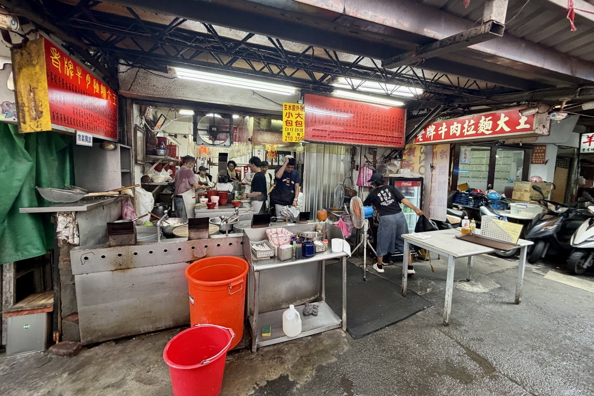【台北西門站美食】老牌牛肉拉麵大王 2026：城中市場隱藏版美食，粗獷豪邁牛肉麵，份量大又實在，滷味必點 7470