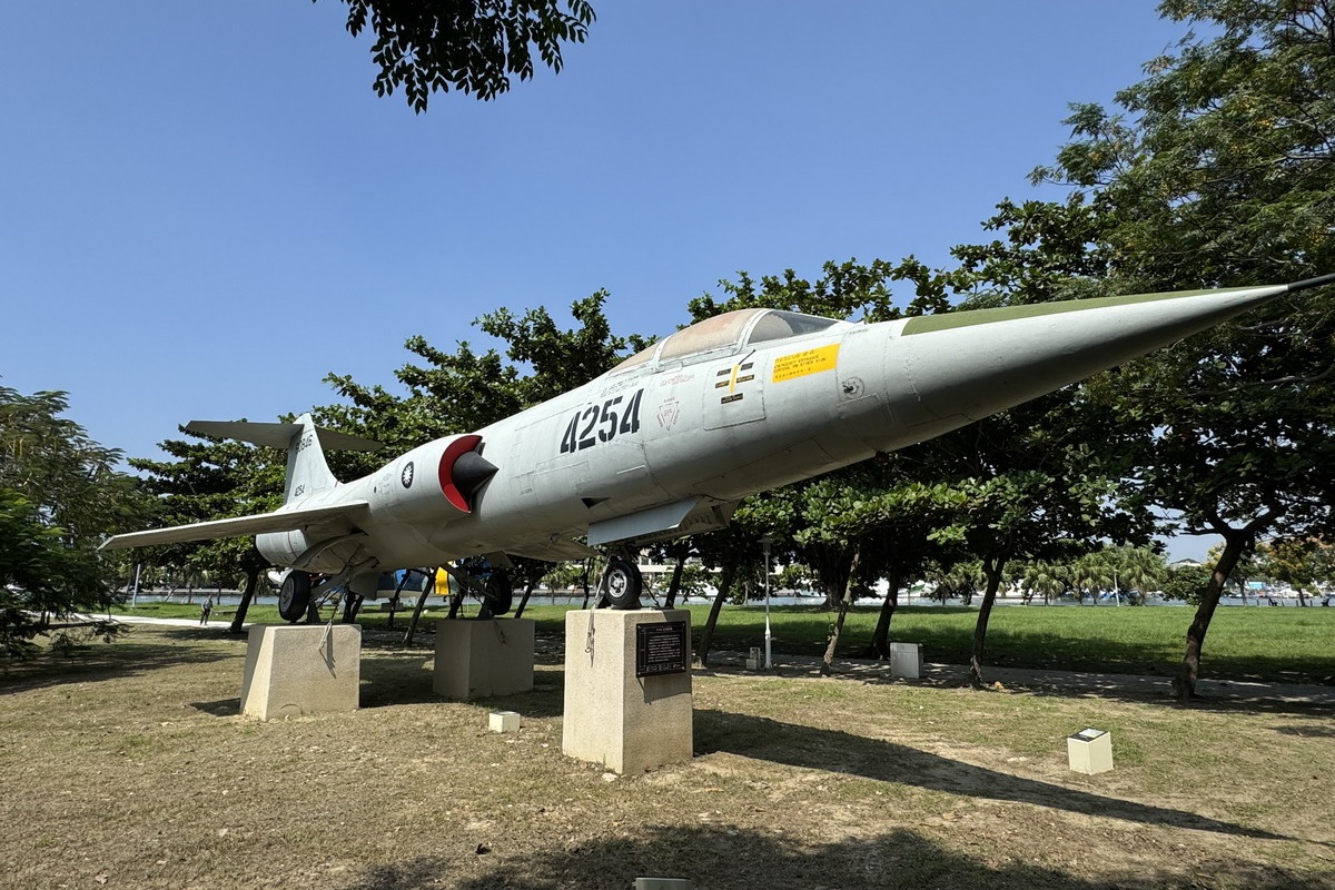 【台南安平區旅遊】林默娘公園國軍除役軍機陳列：保衛台海老兵退休之處 F-104A、HU-16、S-2A Tracker、T-33A、S-70C、T-28A 6614