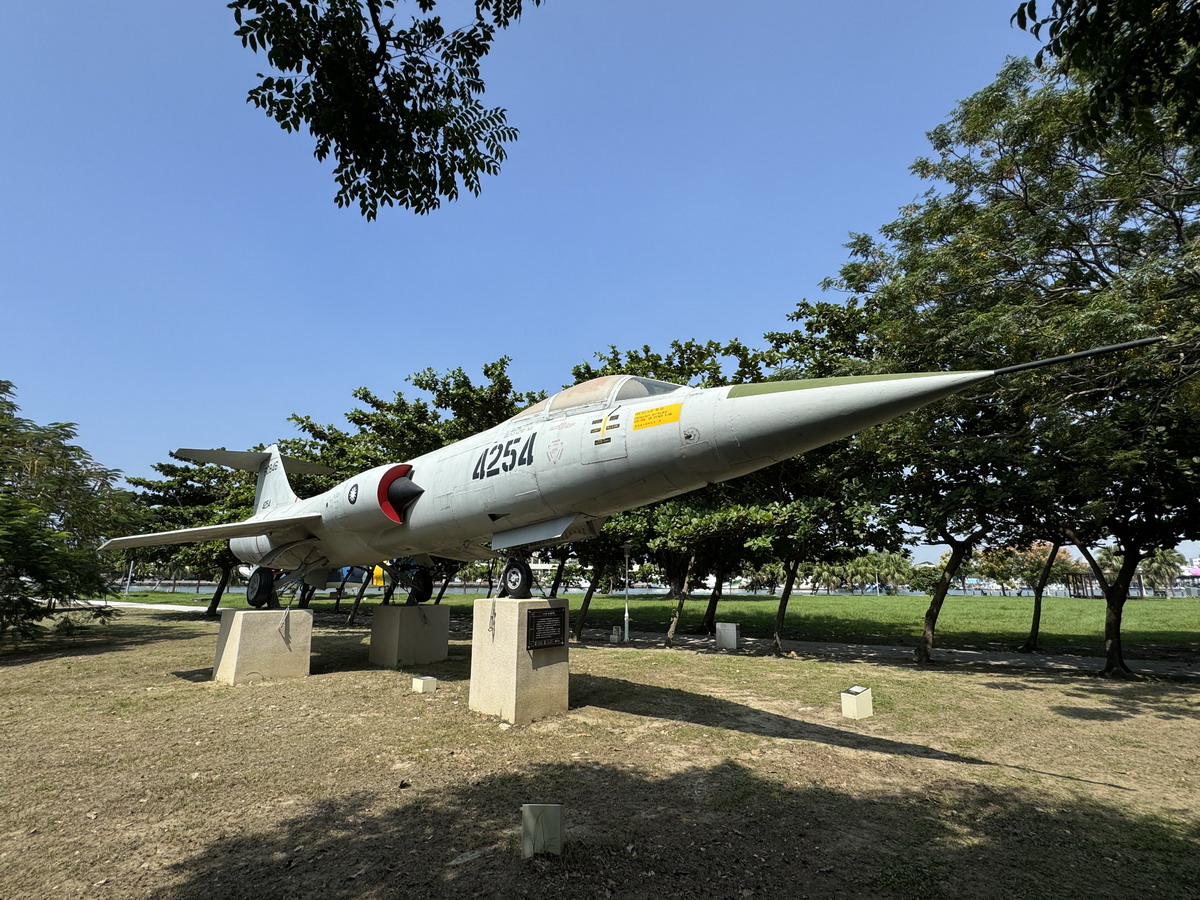 【台南安平區旅遊】林默娘公園國軍除役軍機陳列：保衛台海老兵退休之處 F-104A、HU-16、S-2A Tracker、T-33A、S-70C、T-28A 6614