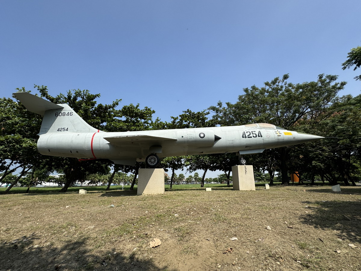 【台南安平區旅遊】林默娘公園國軍除役軍機陳列：保衛台海老兵退休之處 F-104A、HU-16、S-2A Tracker、T-33A、S-70C、T-28A 6614