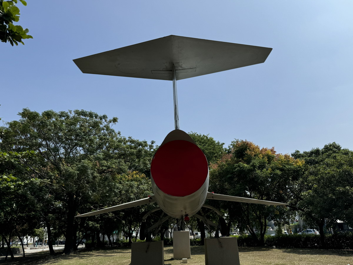 【台南安平區旅遊】林默娘公園國軍除役軍機陳列：保衛台海老兵退休之處 F-104A、HU-16、S-2A Tracker、T-33A、S-70C、T-28A 6614