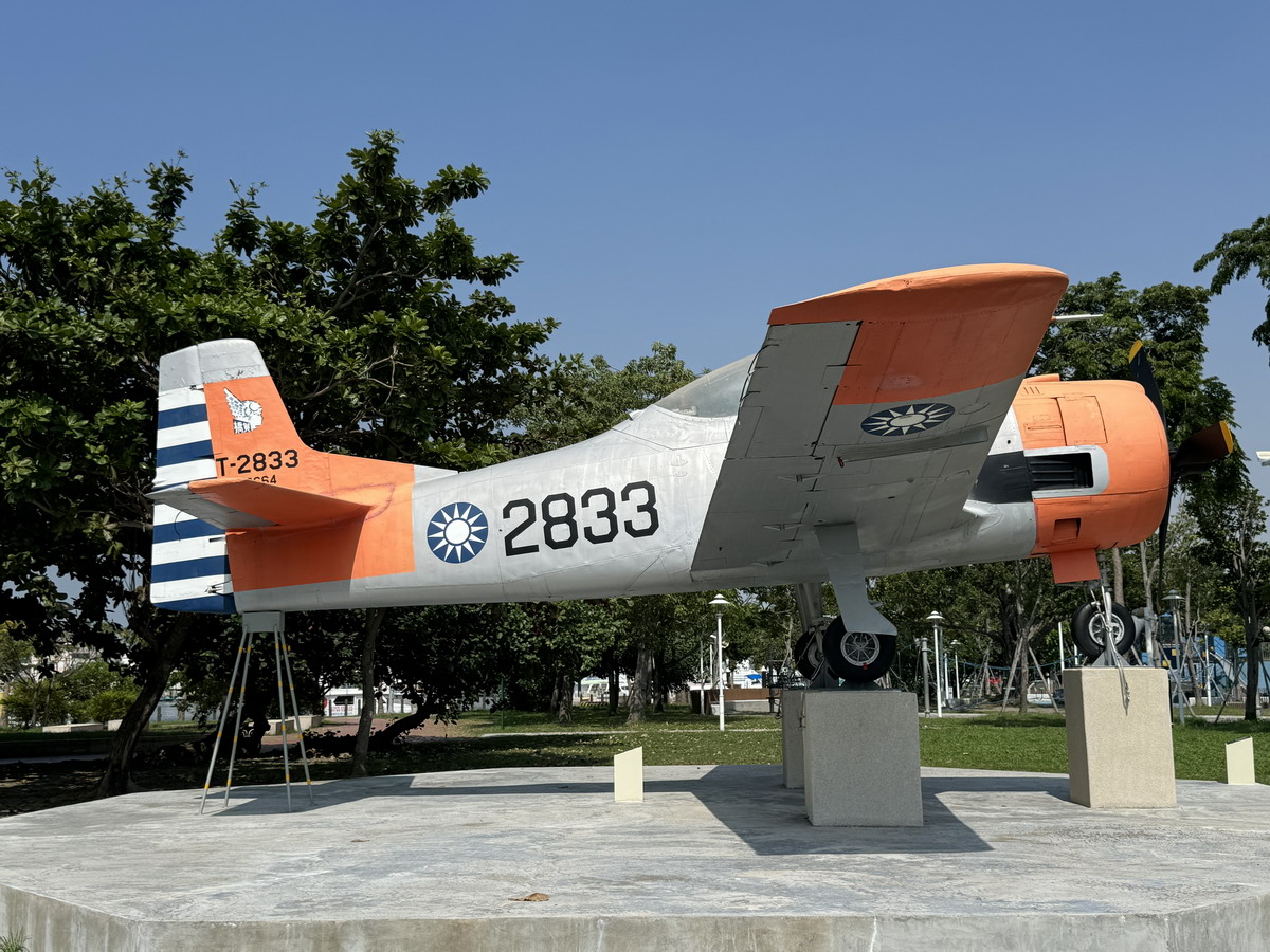 【台南安平區旅遊】林默娘公園國軍除役軍機陳列：保衛台海老兵退休之處 F-104A、HU-16、S-2A Tracker、T-33A、S-70C、T-28A 6614