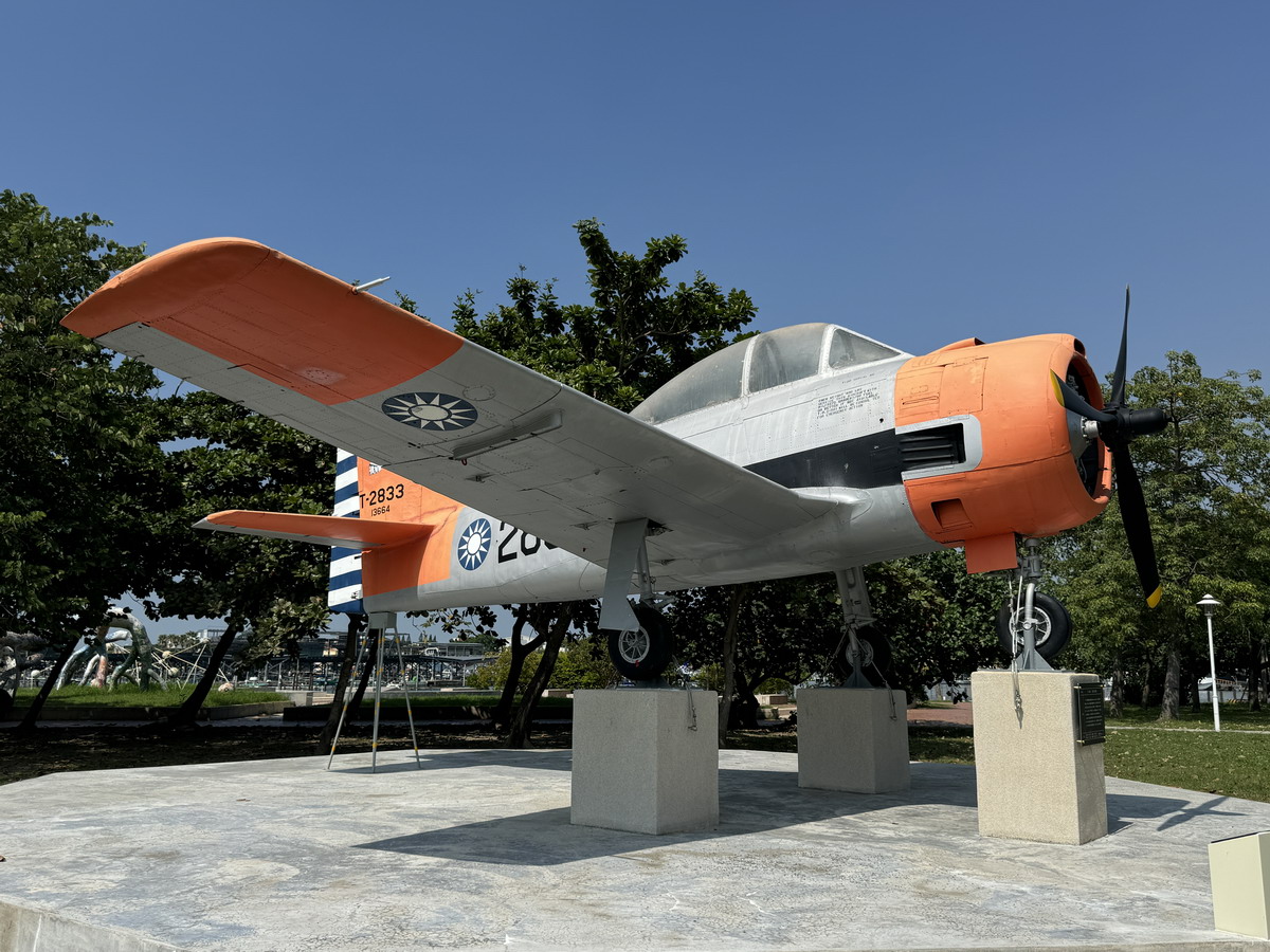 【台南安平區旅遊】林默娘公園國軍除役軍機陳列：保衛台海老兵退休之處 F-104A、HU-16、S-2A Tracker、T-33A、S-70C、T-28A 6614