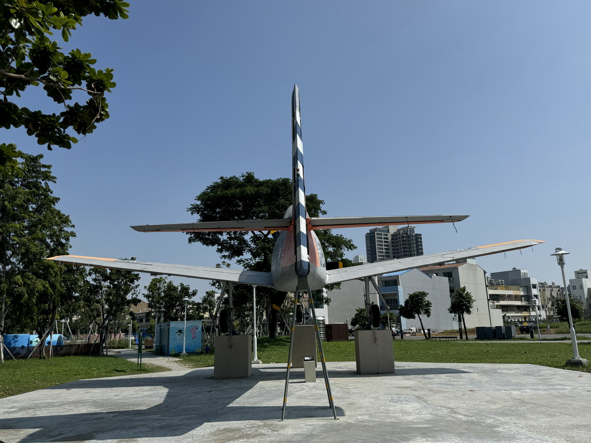 【台南安平區旅遊】林默娘公園國軍除役軍機陳列：保衛台海老兵退休之處 F-104A、HU-16、S-2A Tracker、T-33A、S-70C、T-28A 6614