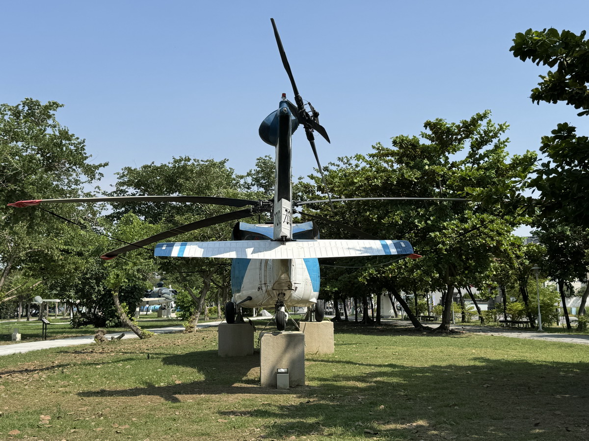 【台南安平區旅遊】林默娘公園國軍除役軍機陳列：保衛台海老兵退休之處 F-104A、HU-16、S-2A Tracker、T-33A、S-70C、T-28A 6614