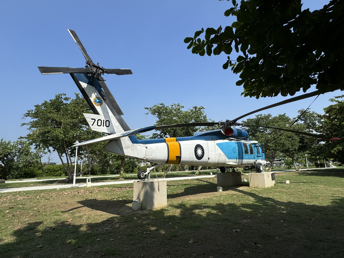 【台南安平區旅遊】林默娘公園國軍除役軍機陳列：保衛台海老兵退休之處 F-104A、HU-16、S-2A Tracker、T-33A、S-70C、T-28A 6614