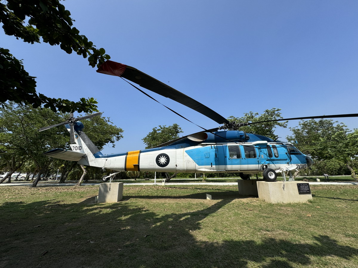 【台南安平區旅遊】林默娘公園國軍除役軍機陳列：保衛台海老兵退休之處 F-104A、HU-16、S-2A Tracker、T-33A、S-70C、T-28A 6614