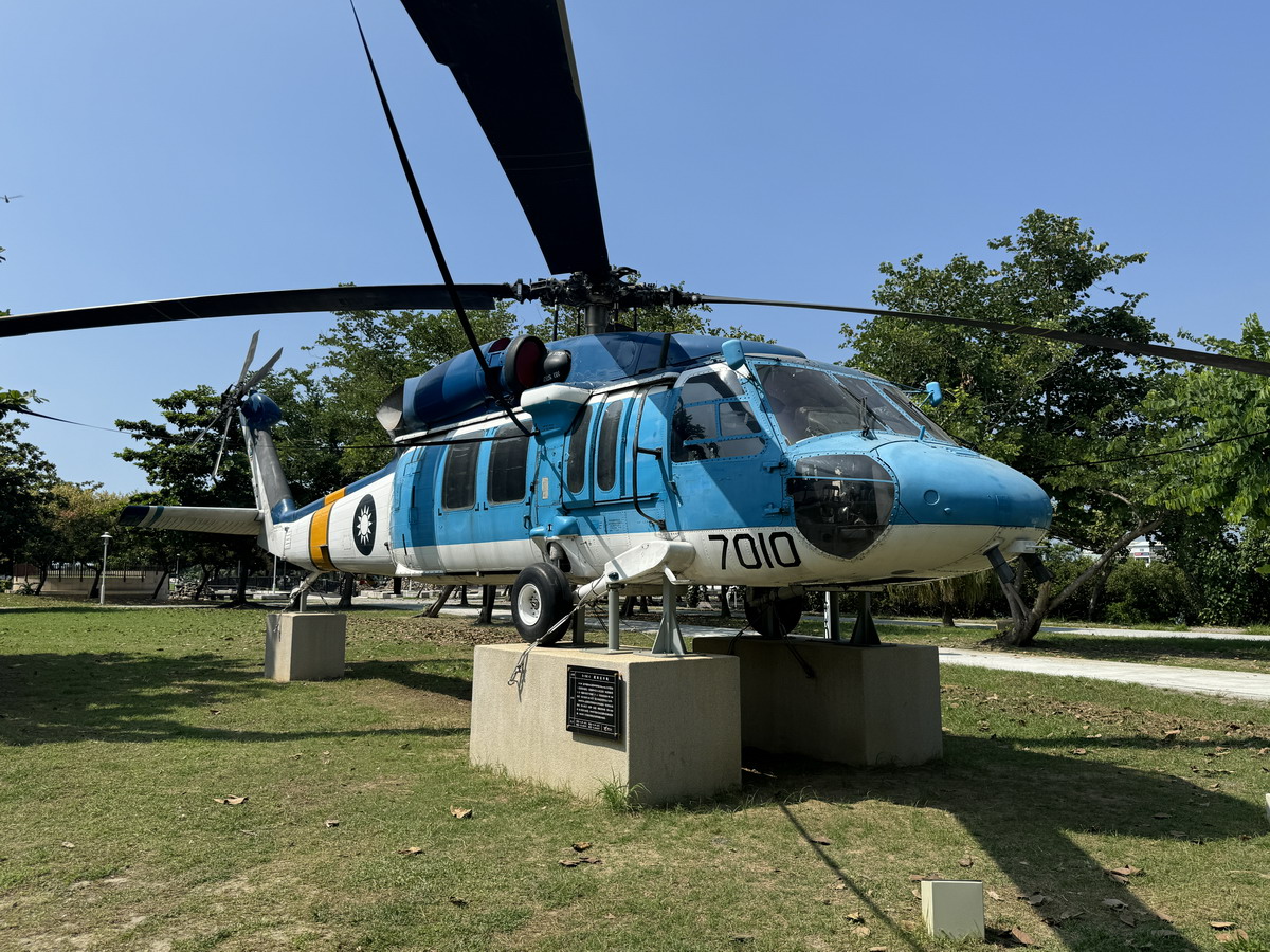 【台南安平區旅遊】林默娘公園國軍除役軍機陳列：保衛台海老兵退休之處 F-104A、HU-16、S-2A Tracker、T-33A、S-70C、T-28A 6614