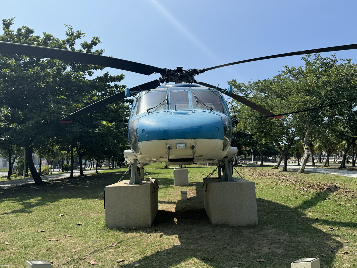 【台南安平區旅遊】林默娘公園國軍除役軍機陳列：保衛台海老兵退休之處 F-104A、HU-16、S-2A Tracker、T-33A、S-70C、T-28A 6614