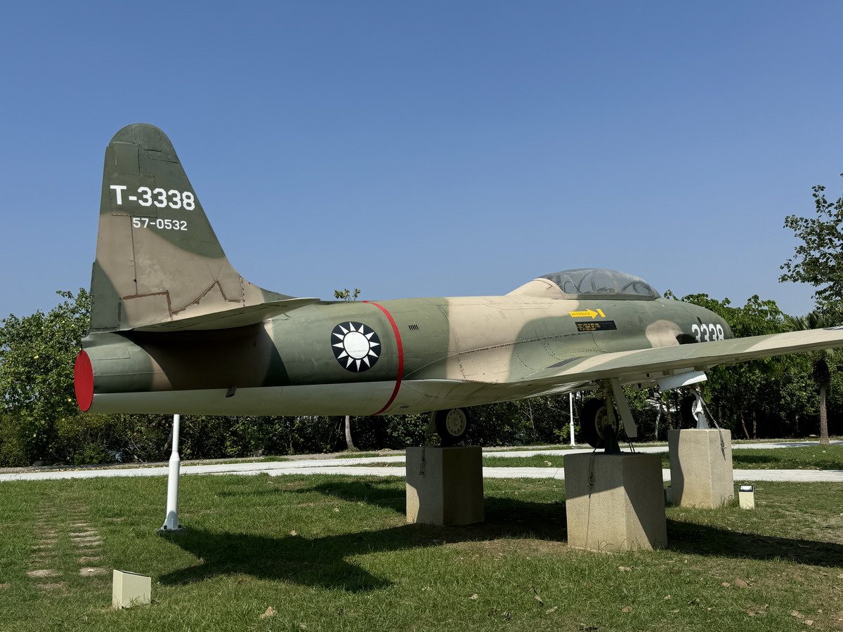 【台南安平區旅遊】林默娘公園國軍除役軍機陳列：保衛台海老兵退休之處 F-104A、HU-16、S-2A Tracker、T-33A、S-70C、T-28A 6614