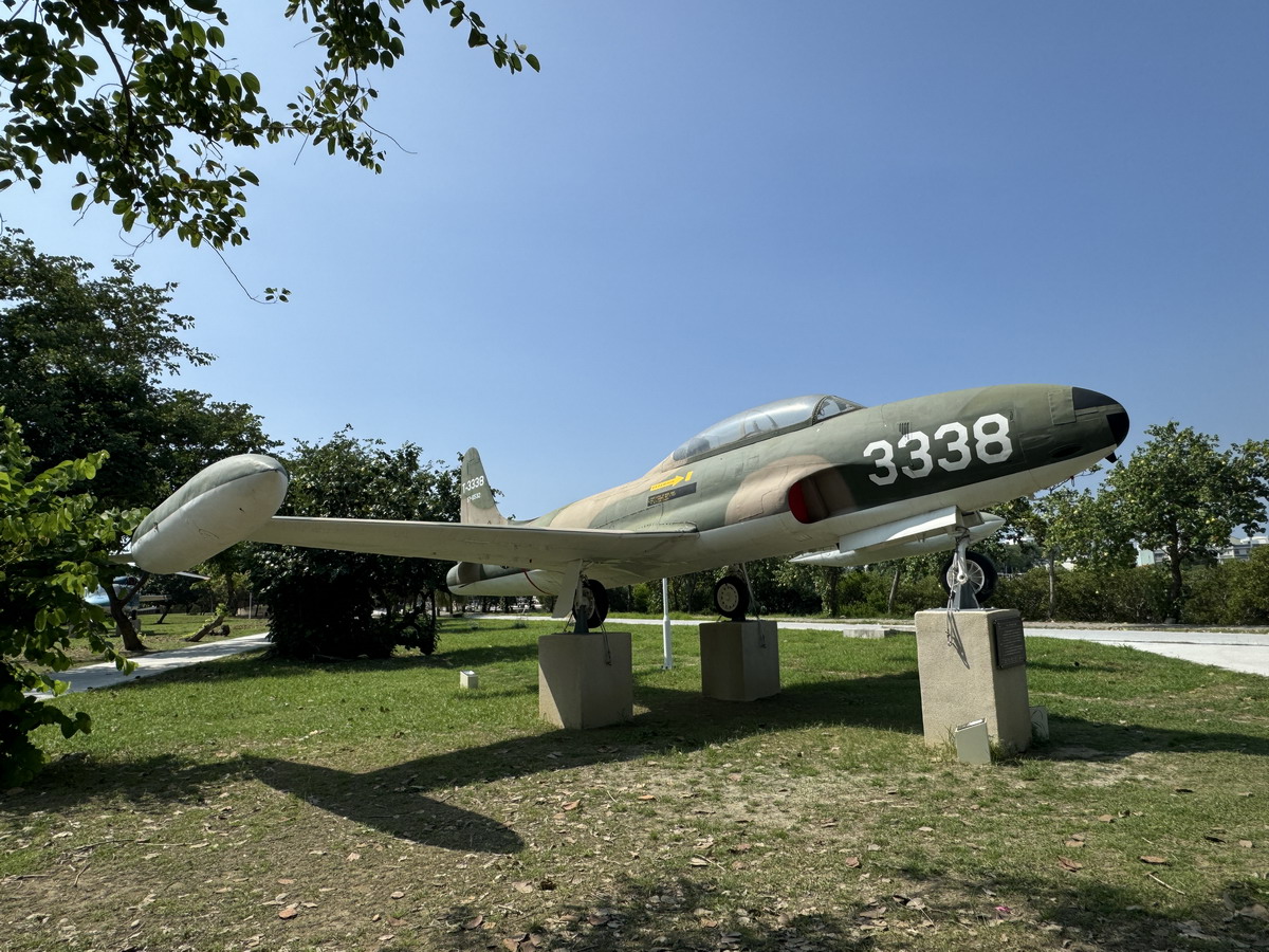 【台南安平區旅遊】林默娘公園國軍除役軍機陳列：保衛台海老兵退休之處 F-104A、HU-16、S-2A Tracker、T-33A、S-70C、T-28A 6614