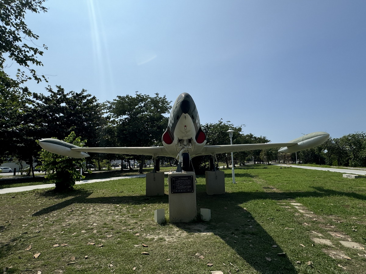 【台南安平區旅遊】林默娘公園國軍除役軍機陳列：保衛台海老兵退休之處 F-104A、HU-16、S-2A Tracker、T-33A、S-70C、T-28A 6614