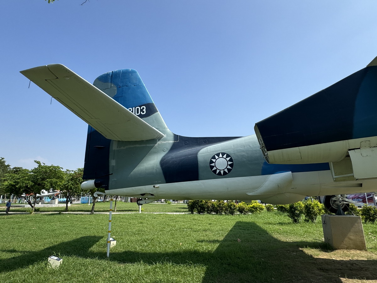 【台南安平區旅遊】林默娘公園國軍除役軍機陳列：保衛台海老兵退休之處 F-104A、HU-16、S-2A Tracker、T-33A、S-70C、T-28A 6614